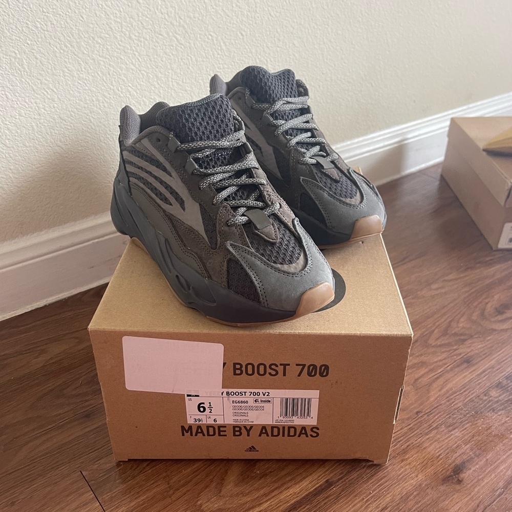 Yeezy Boost 700 V2 - Size 6.5